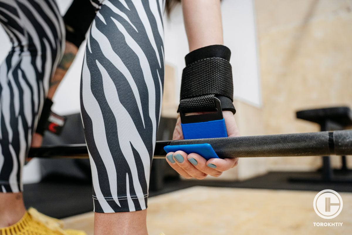 Lifting Hooks Vs Straps The Complete Guide