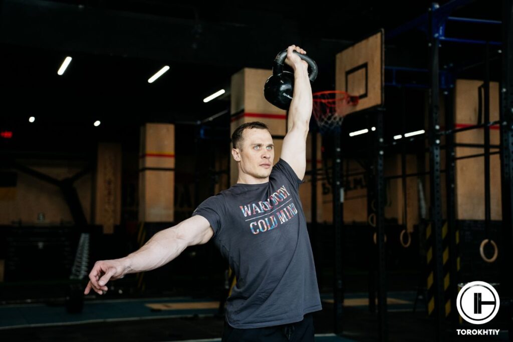 Man-training with kettlebell