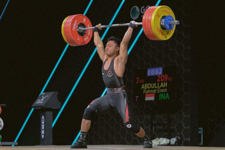Indonesian Weightlifter Rahmat Erwin Abdullah Sets World Record at Asian Games