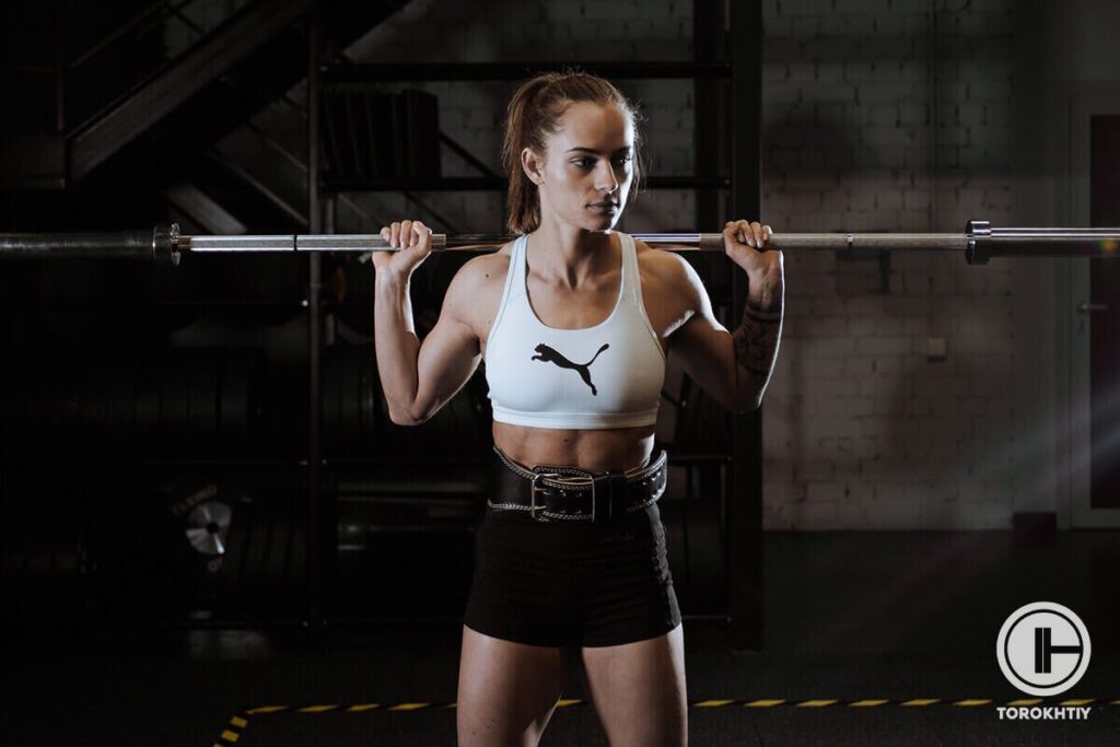 female beginner weightlifting exercise