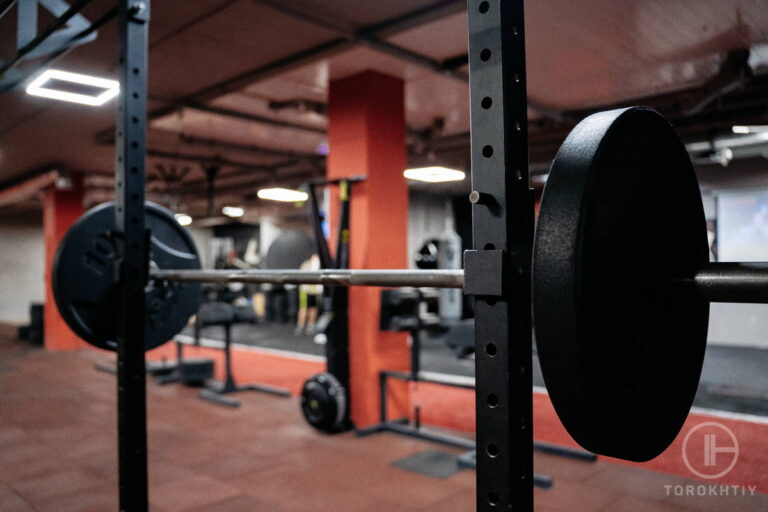 Power Rack vs Squat Rack – Which One Should You Get?