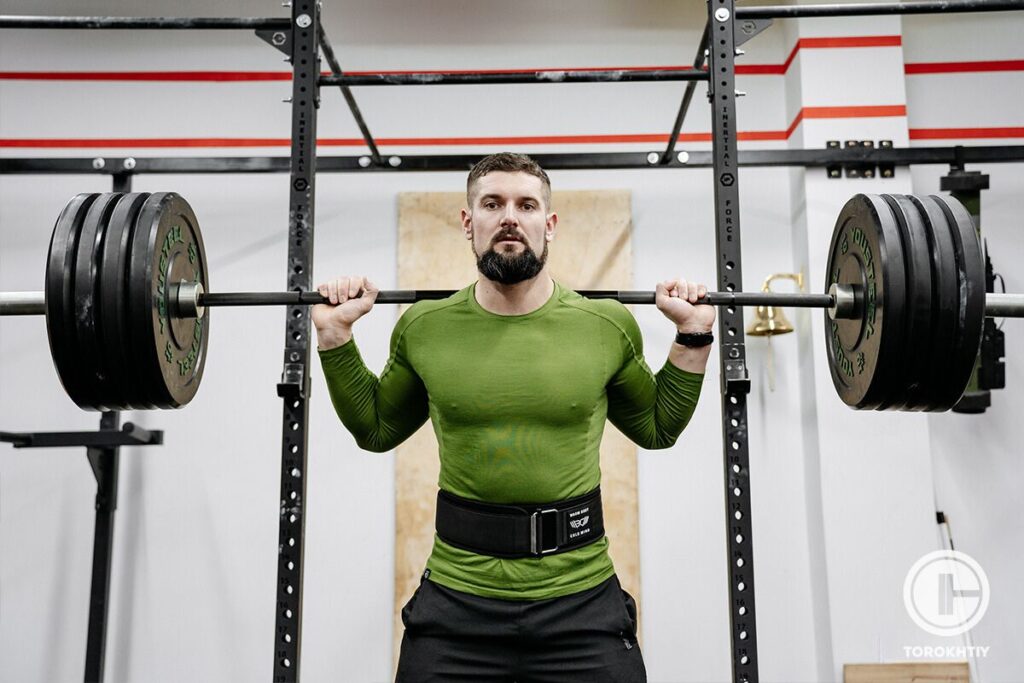 squat weightlifting with belt