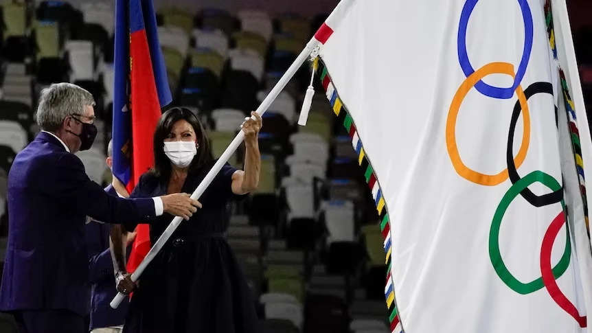 Anne Hidalgo received the Olympic flag at the Tokyo closing ceremony