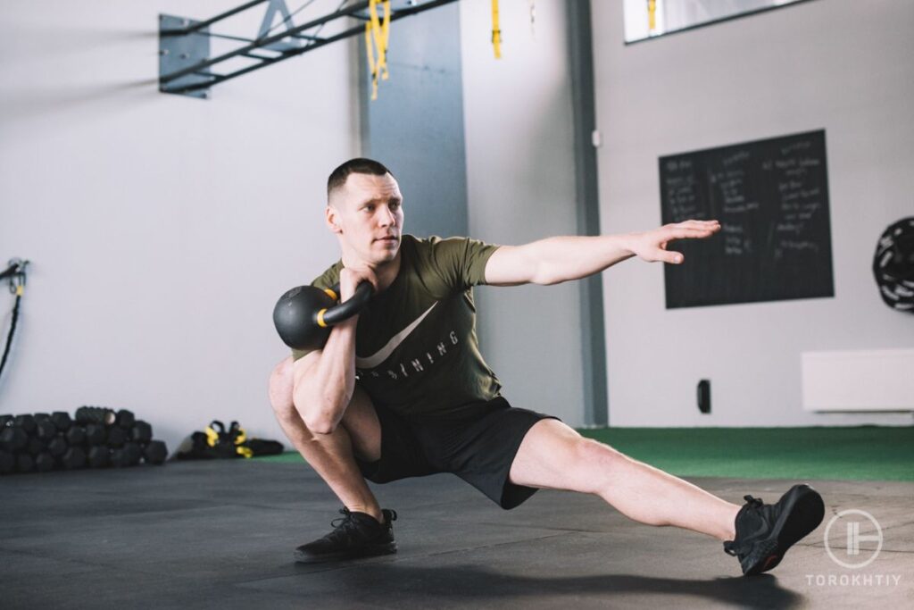 Training-side-lunges-with-kettlebell