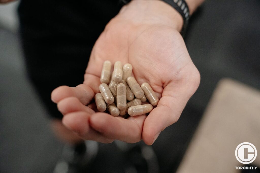 many capsules in the hand