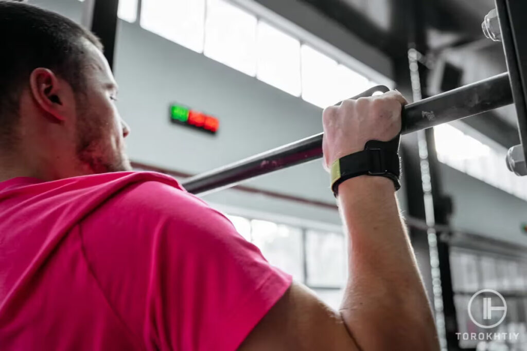 Use Fitness Grips For Pull-Ups in Gym