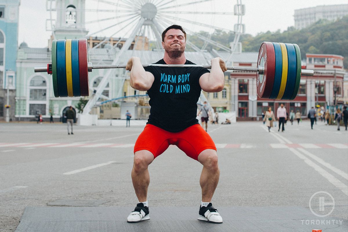 Torokhtiy in red shorts powerlifting outdoors