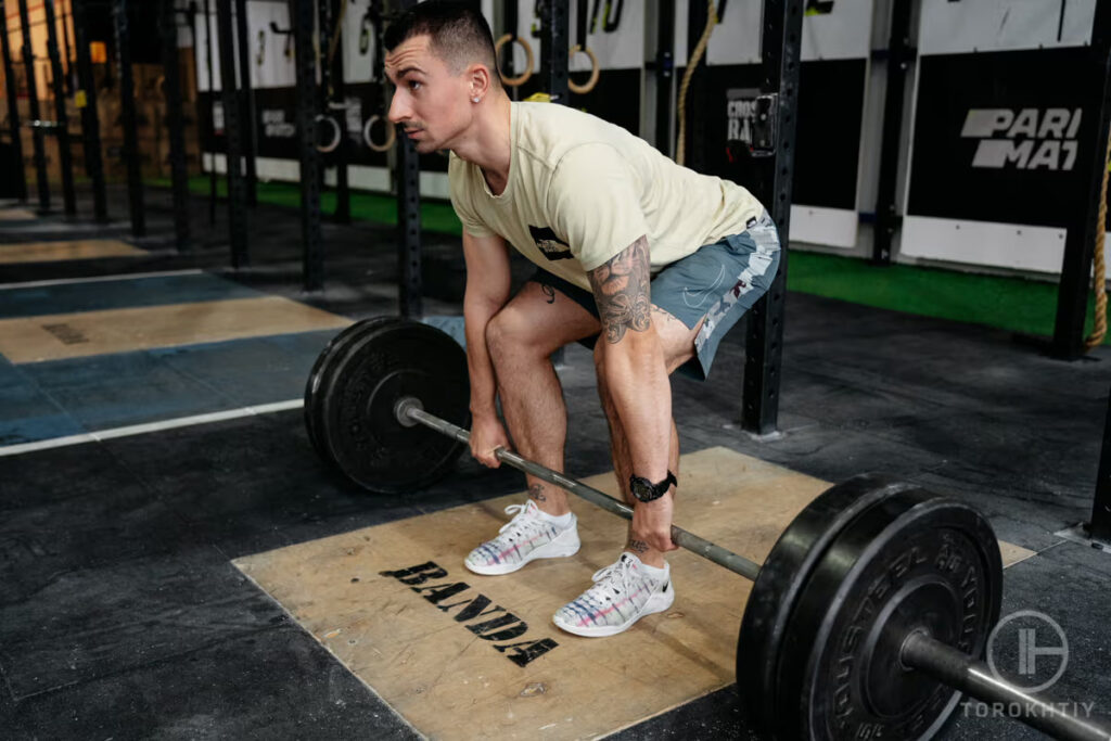 athlete doing deadlifiting workout in gym