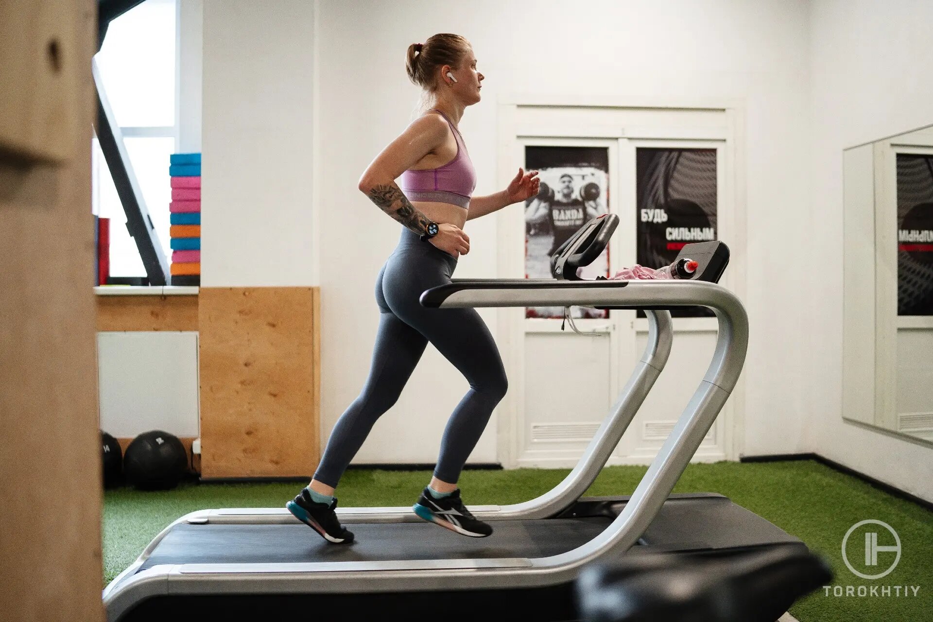 woman runs on treadmill