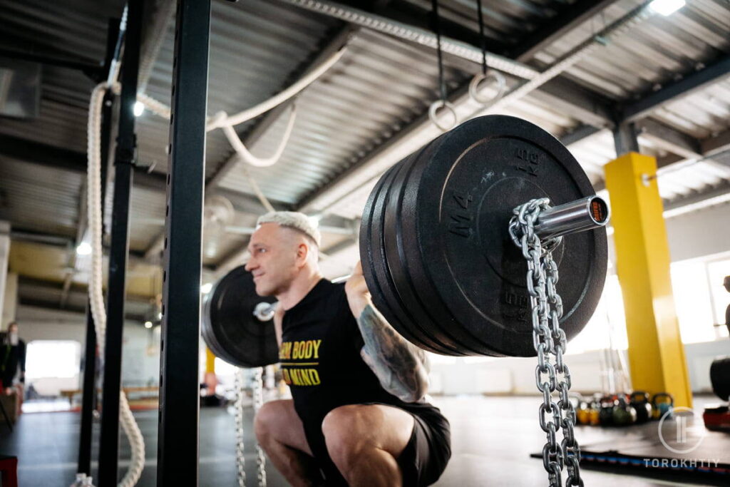 athlete deadlifting