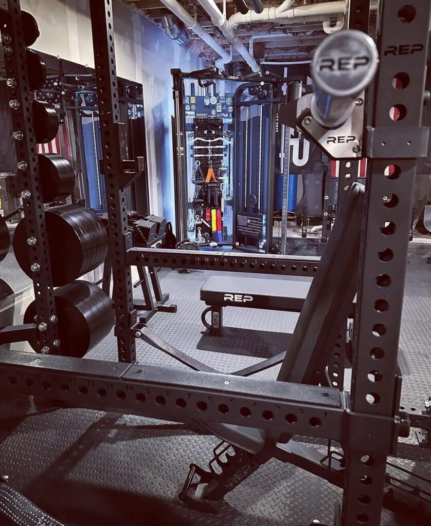 rep sr-4000 squat rack in gym
