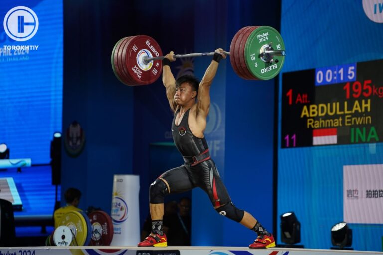 Rahmat Erwin Abdullah Reclaims 73kg Throne with World Record at 2025 Asian Weightlifting Championships