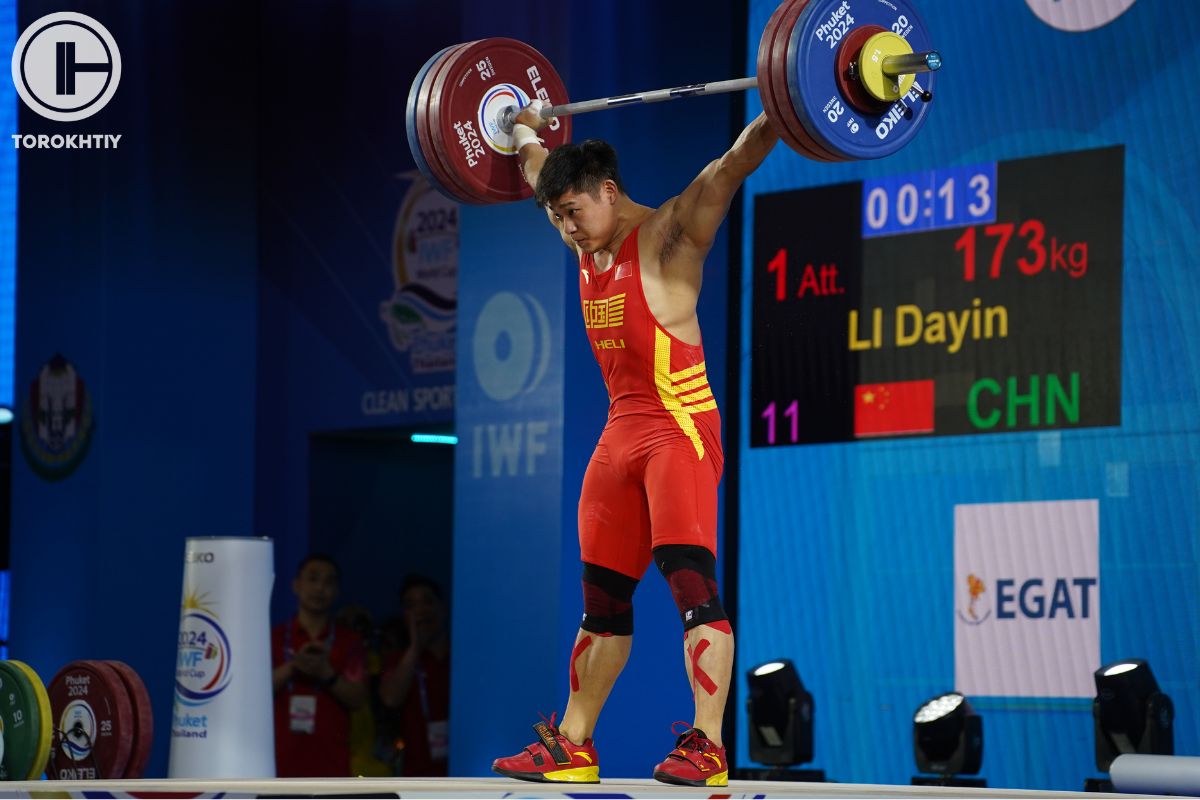 At The 2024 IWF Weightlifting World Cup Li Dayin Won Bronze In The Men