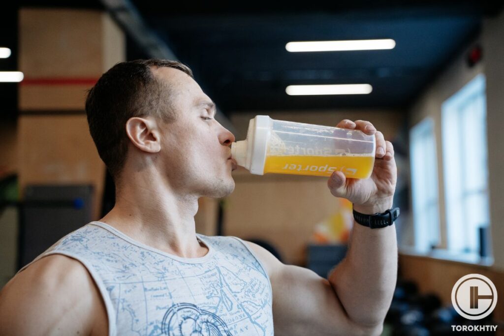 athlete drinks creatine supplement shake