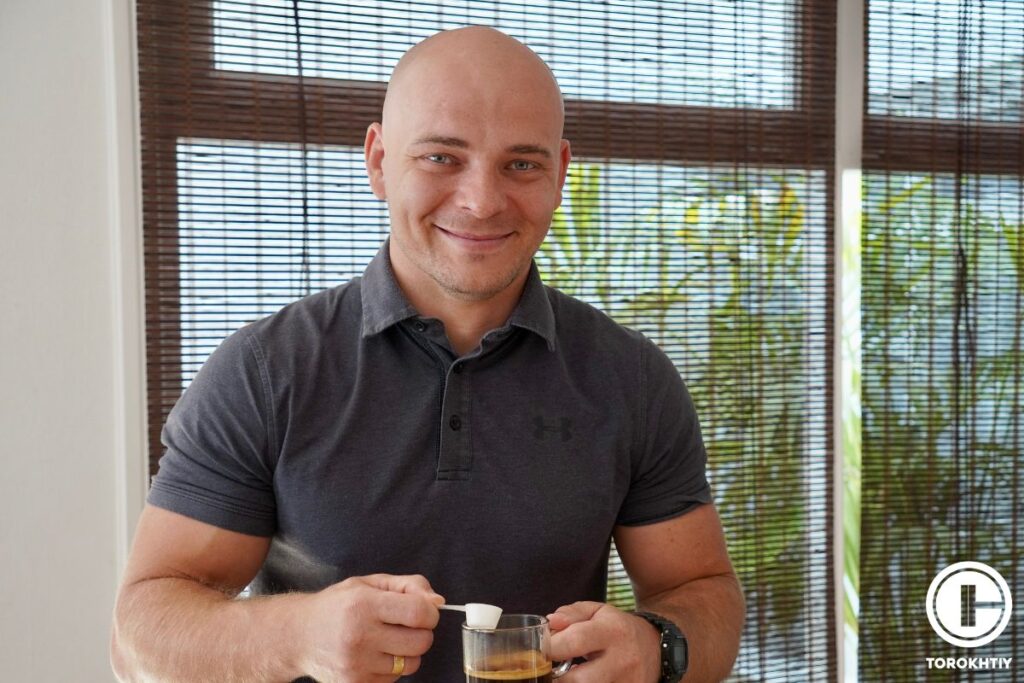 man holds coffee with l-carnitine
