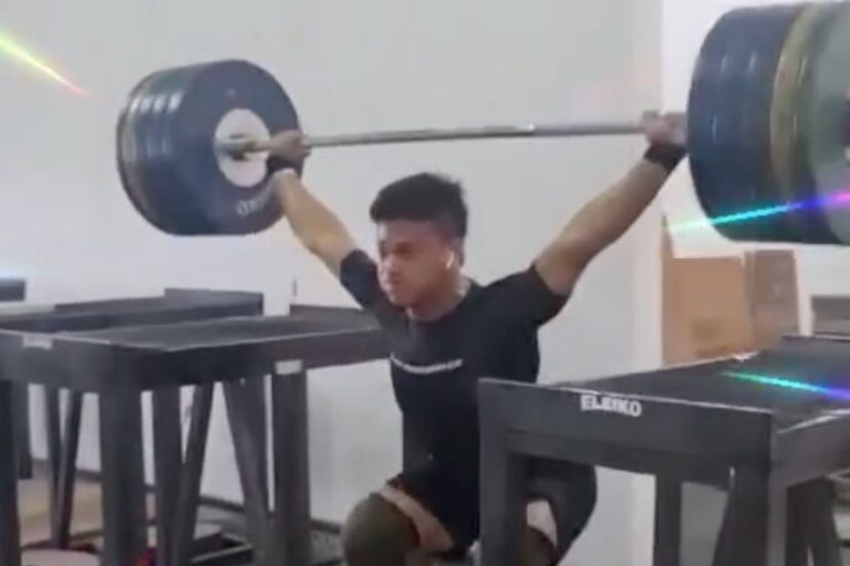 Rizki Juniansyah Lifts 191 kg on the Snatch Balance During Olympic Preparation