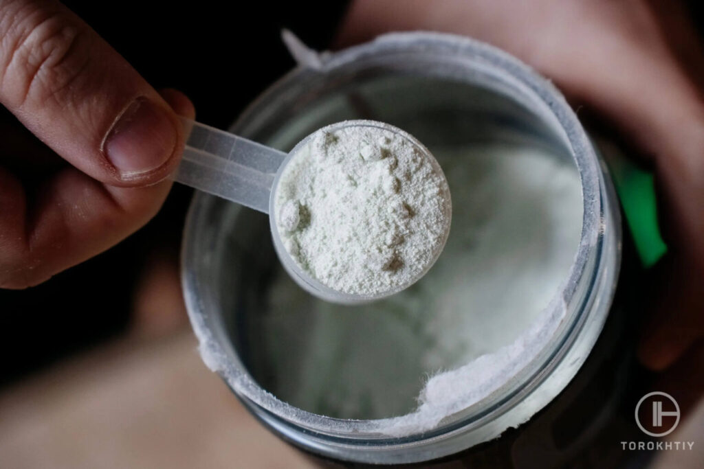creatine powder in scoop