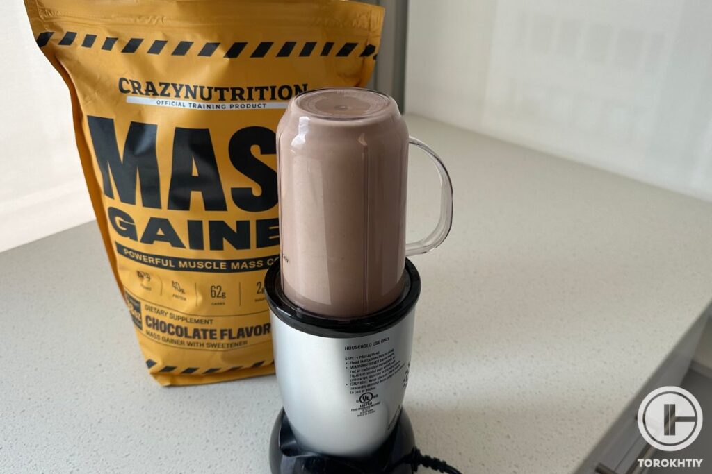 preparing mass gainer in shaker