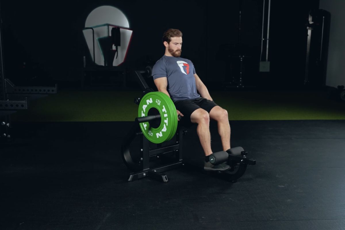 Man training on  Titan Fitness Ab Machine