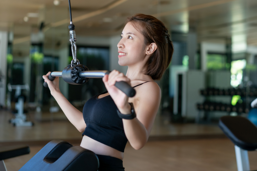 female working with lat pulldown machine