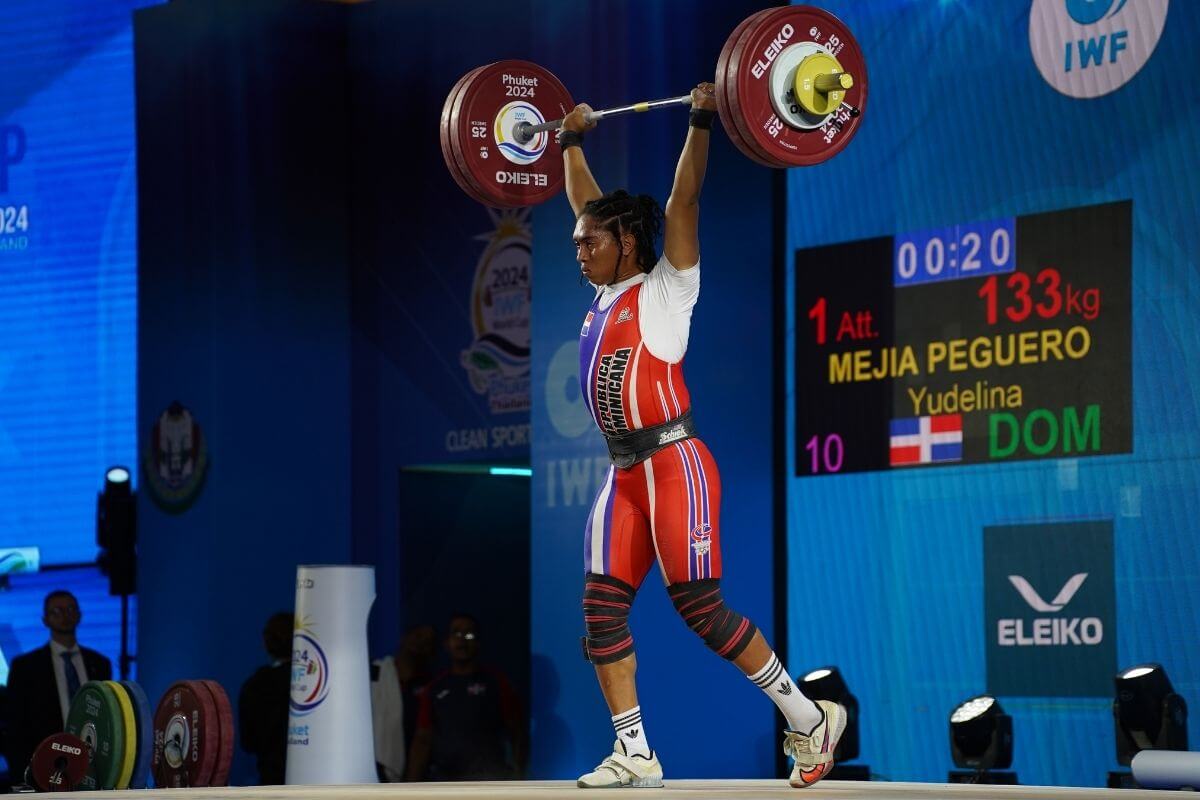 Yudelina Mejia Lifting Barbell on Competition