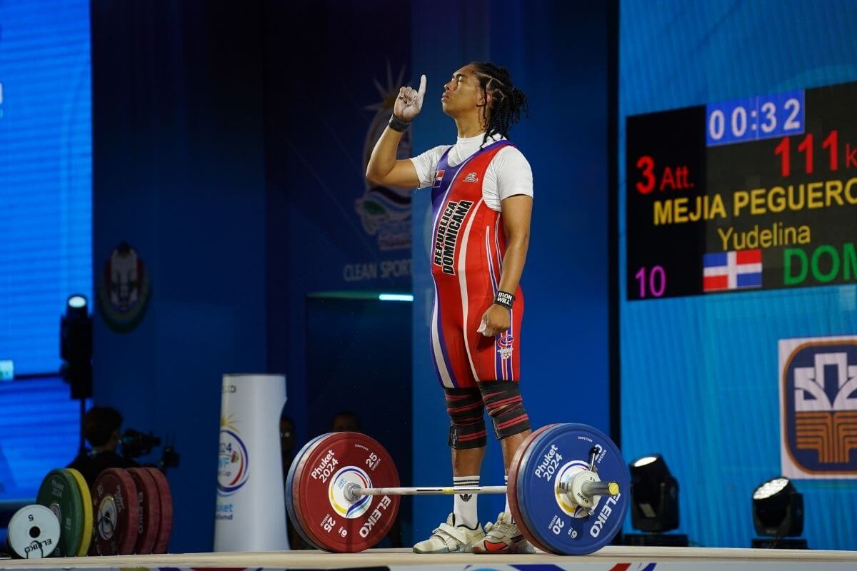 Yudelina Mejia Preparing to Lift