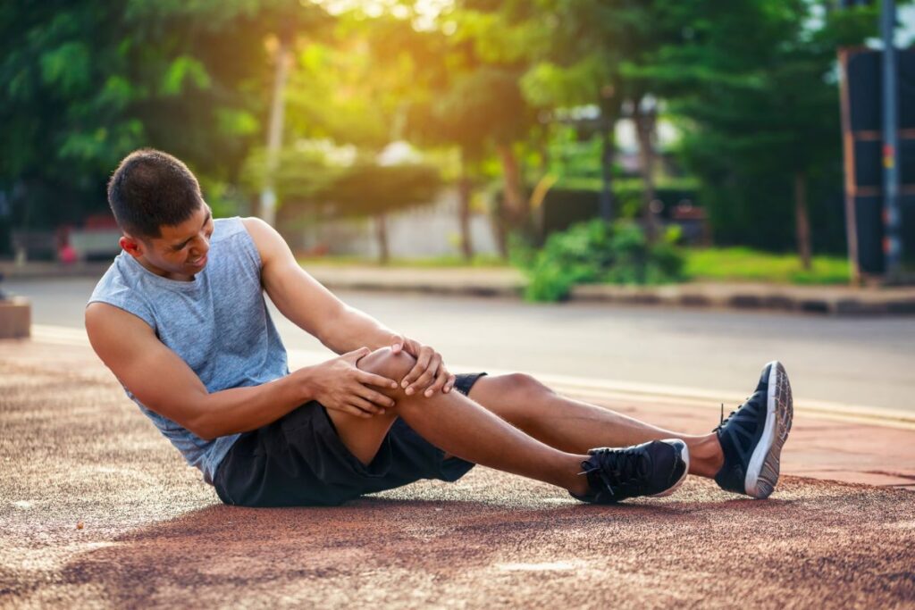 runner holds his knee