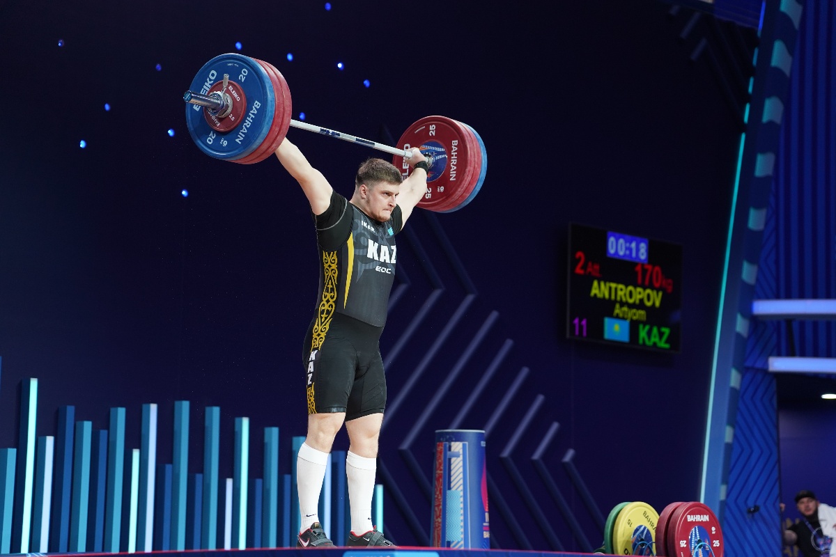 Antropov Artyom performing a lift on stage (Torokhtiy Weightlifting)