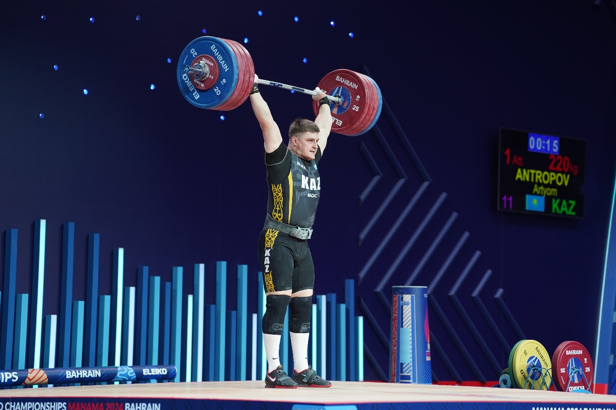 Antropov Artyom performing a clean and jerk (Torokhtiy Weightlifting)