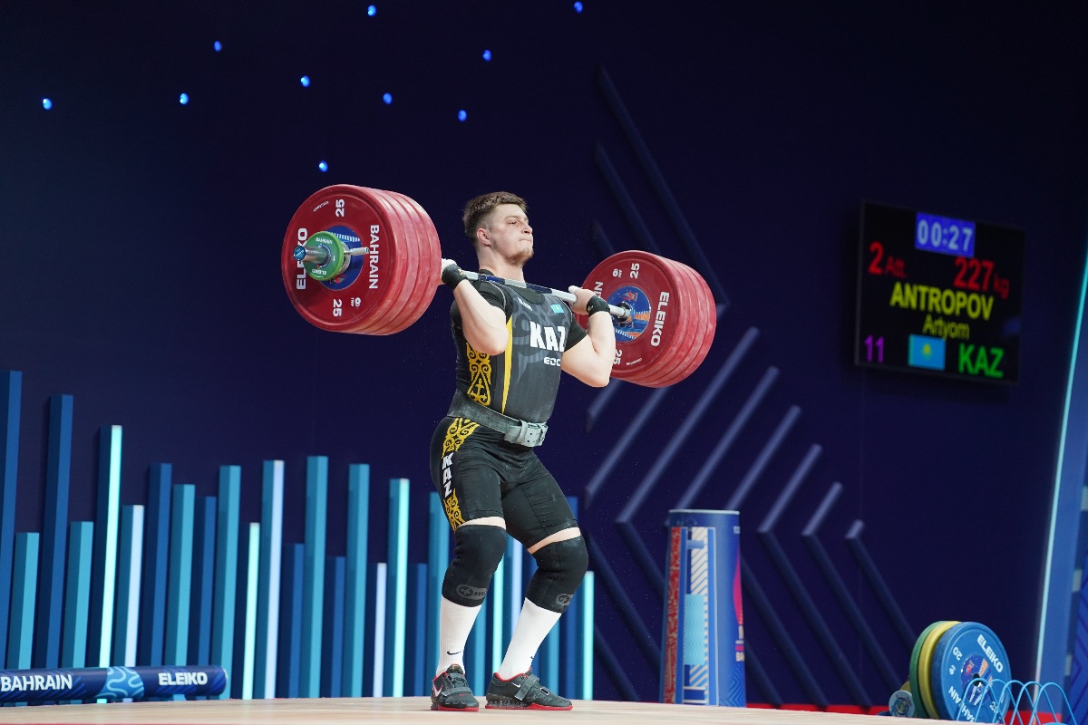 Antropov Artyom performing a clean and jerk (Torokhtiy Weightlifting)
