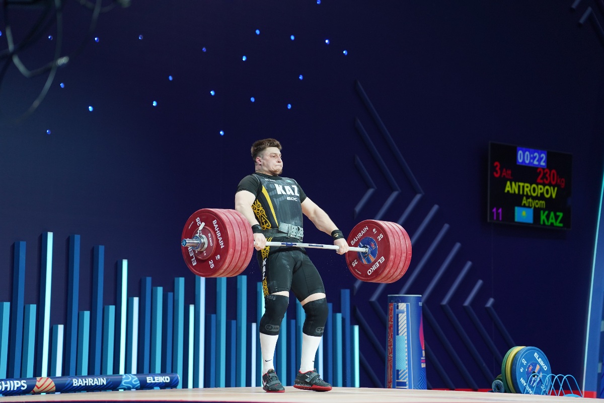 Antropov Artyom preparing for a lift (Torokhtiy Weightlifting)