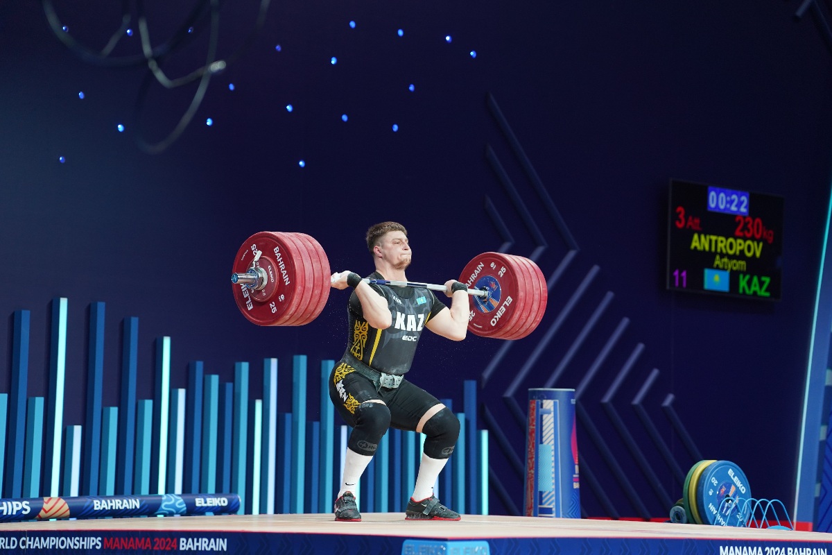 Antropov Artyom performing a clean and jerk (Torokhtiy Weightlifting)