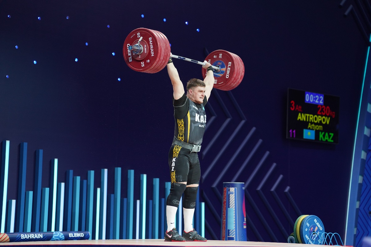 Antropov Artyom lifting heavy barbell overhead (Torokhtiy Weightlifting)