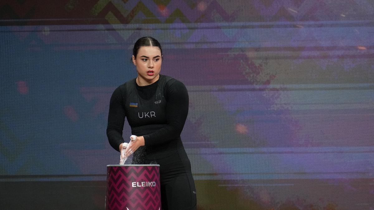 Dombrovska Iryna preparing for weightlifting competition (Torokhtiy Weightlifting)
