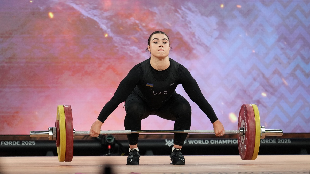 Dombrovska Iryna preparing to lift weights (Torokhtiy Weightlifting)