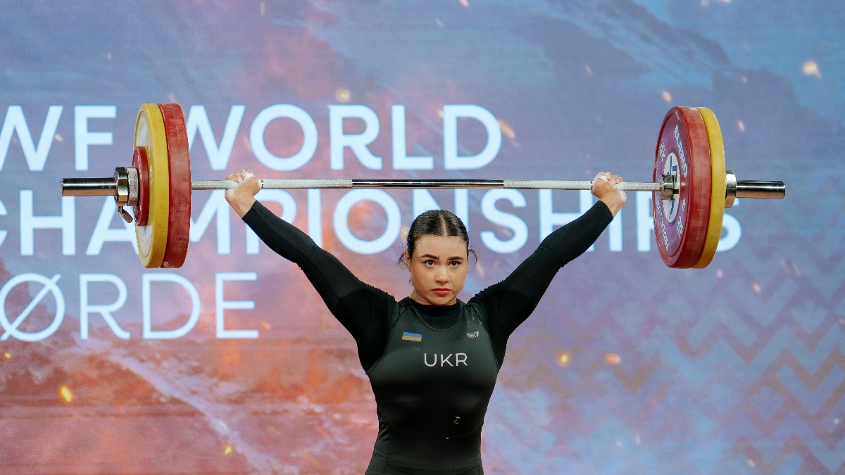 Dombrovska Iryna competing at world championships (Torokhtiy Weightlifting)