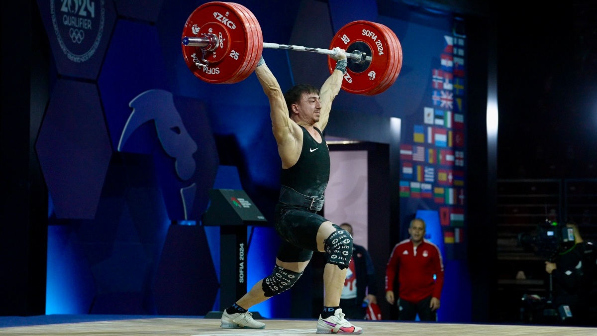 Genc Yusuf Fehmi performing an overhead lift (Torokhtiy Weightlifting)