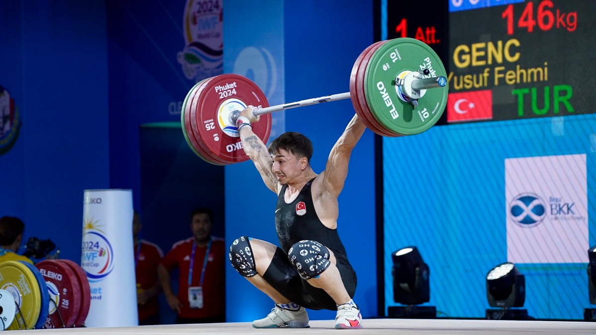 Genc Yusuf Fehmi performing a clean and jerk (Torokhtiy Weightlifting)