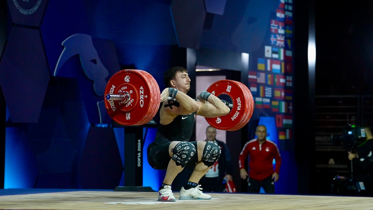 Genc Yusuf Fehmi performing a clean and jerk (Torokhtiy Weightlifting)