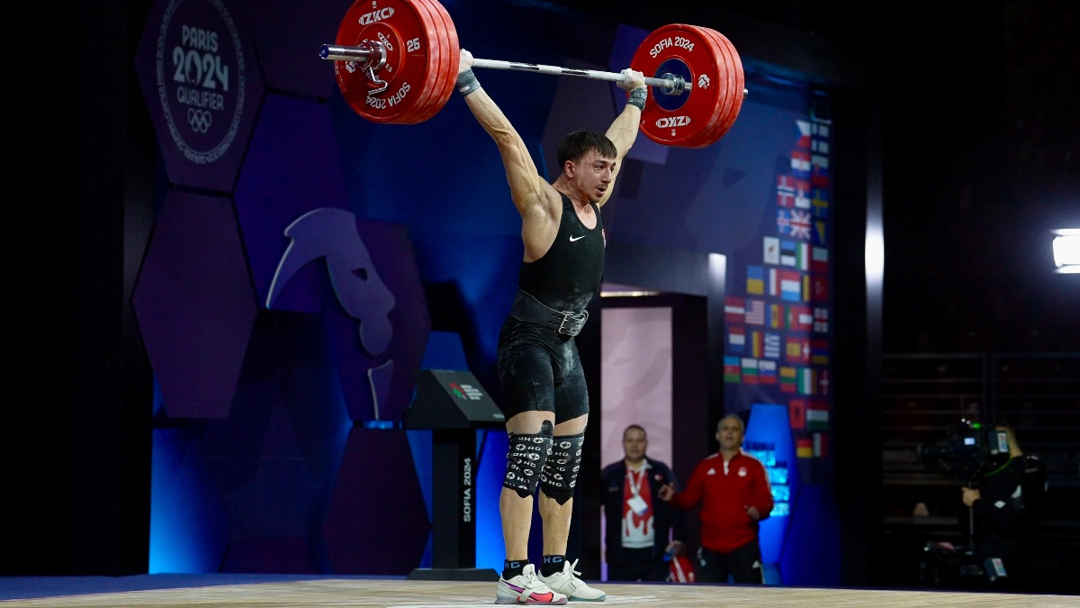 Genc Yusuf Fehmi performing a clean and jerk (Torokhtiy Weightlifting)