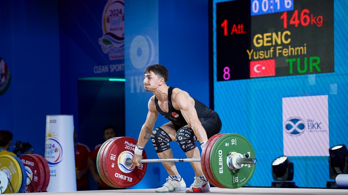 Genc Yusuf Fehmi preparing for a lift (Torokhtiy Weightlifting)