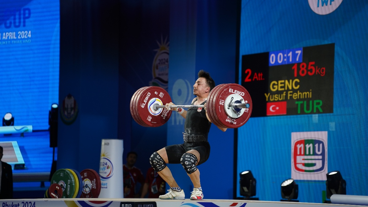 Genc Yusuf Fehmi performing a clean and jerk (Torokhtiy Weightlifting)