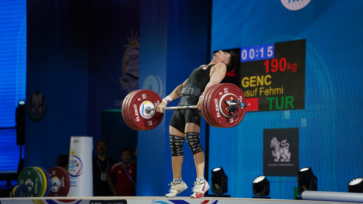 Genc Yusuf Fehmi lifting heavy barbell (Torokhtiy Weightlifting)