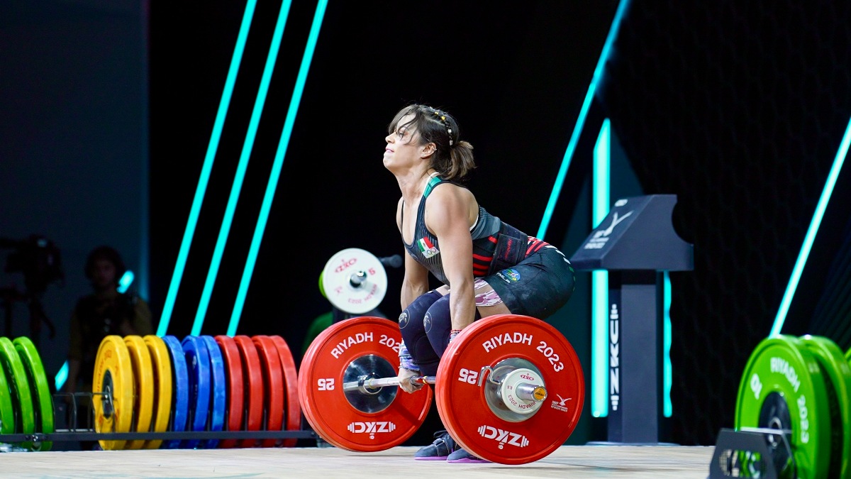 Gomez Valdivia Janeth preparing for a lift (Torokhtiy Weightlifting)