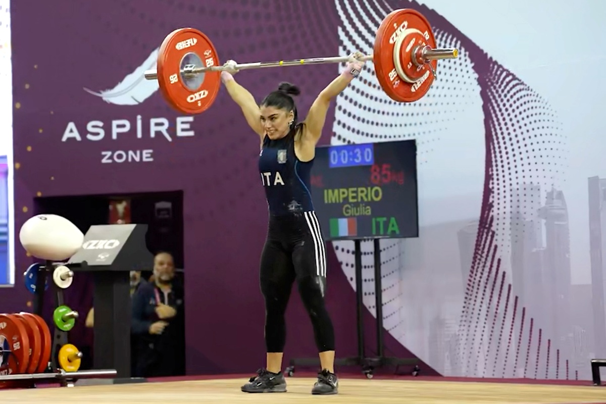 Imperio Giulia performing a clean and jerk (Torokhtiy Weightlifting)