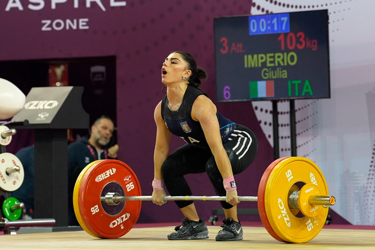 Imperio Giulia preparing for a lift (Torokhtiy Weightlifting)