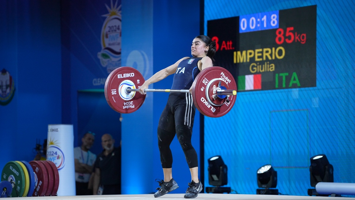 Imperio Giulia competing at championship event (Torokhtiy Weightlifting)