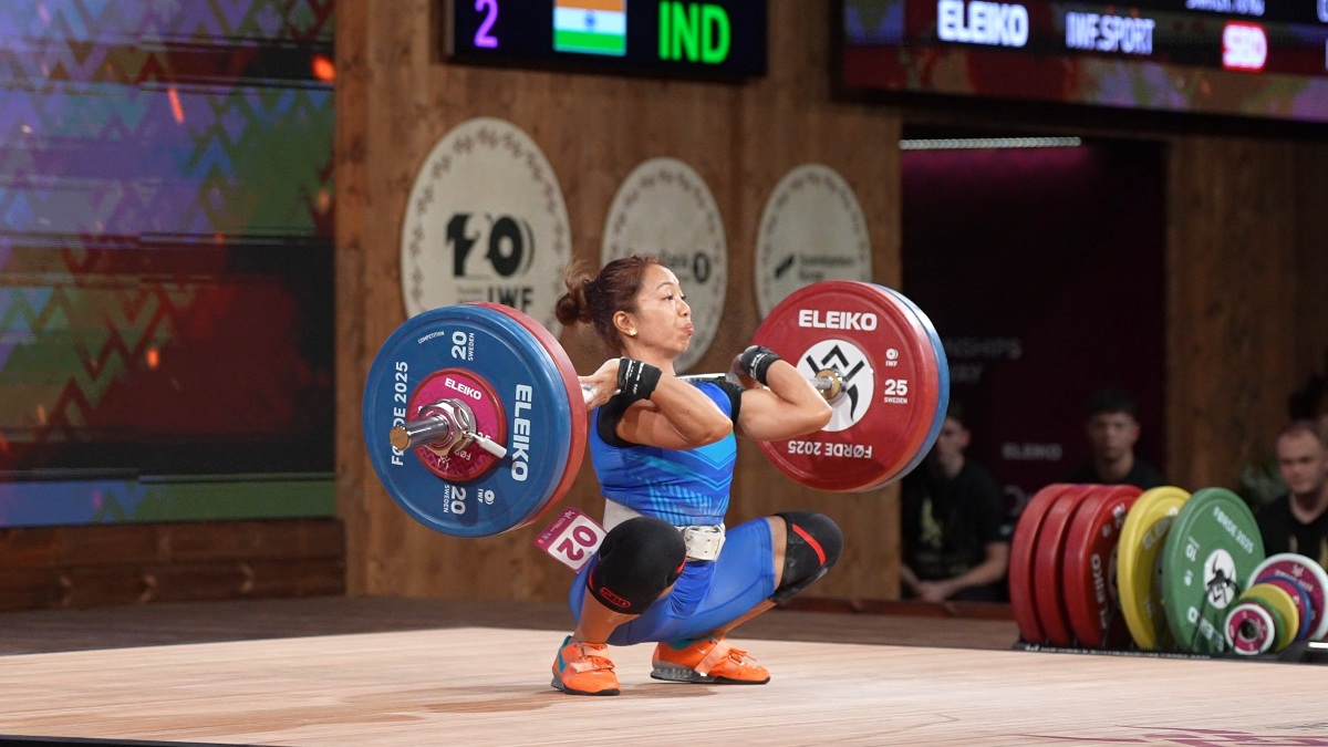 Mirabai Chanu Saikhom performing a clean and jerk (Torokhtiy Weightlifting)