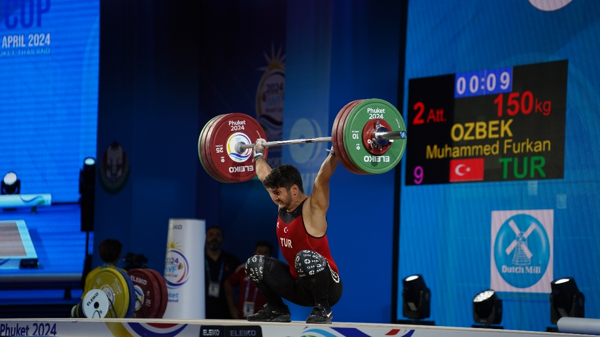 Ozbek Muhammed Furkan lifting a barbell (Torokhtiy Weightlifting)