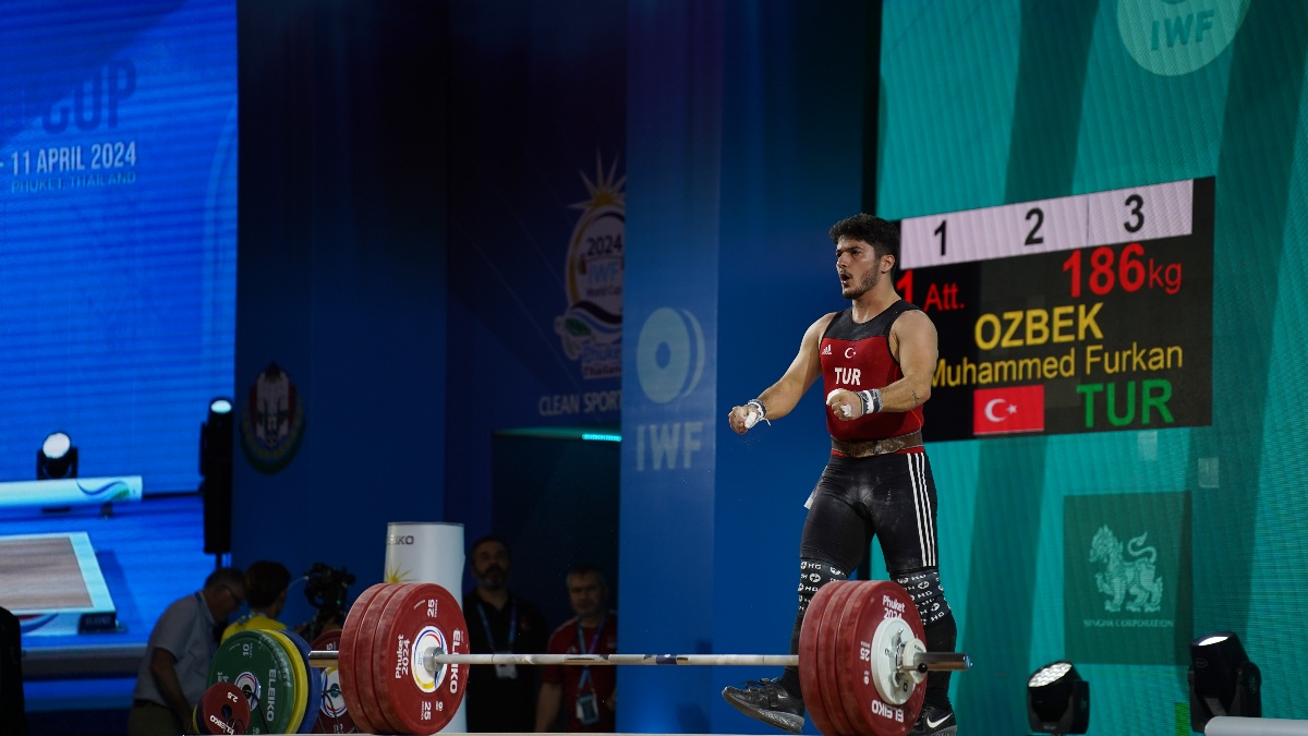 Ozbek Muhammed Furkan preparing for competition lift (Torokhtiy Weightlifting)
